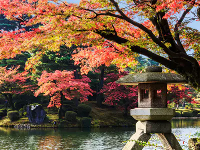 Una lanterna di pietra sullo stagno del Kenrokuen, sotto gli aceri rossi d’autunno