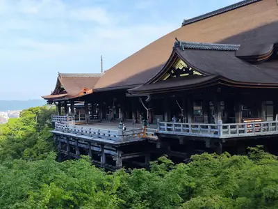 Il Kiyomizu-dera con la sua terrazza di legno sopra gli alberi, e Kyoto sullo sfondo