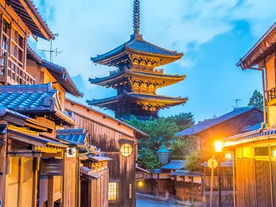 La pagoda Yasaka al tramonto, tra le case di legno di Higashiyama con le lanterne accese