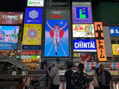 Le insegne luminose di Dotonbori, con il celebre corridore di Glico