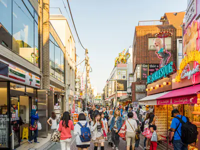 Takeshita Street a Harajuku, affollata di negozi e passanti
