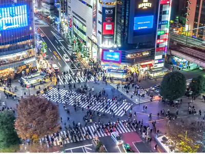 L’incrocio di Shibuya visto dall’alto, di sera, pieno di gente