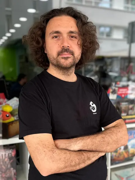 Il volto di Lost Legion in negozio, a braccia conserte, con la maglietta nera della fenice sul dado