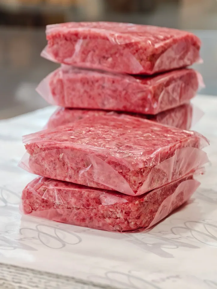 Panetti di carne macinata sottovuoto impilati in due pile