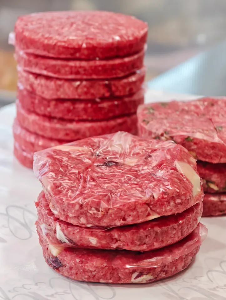 Due pile di hamburger in primo piano e altra sfocata di lato