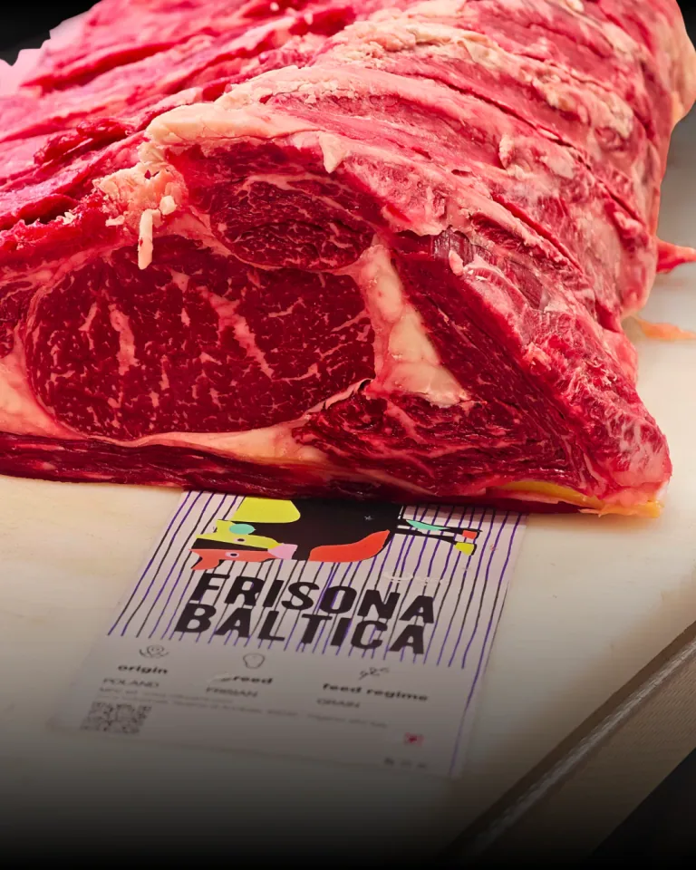 Taglio di manzo allungato con etichetta «Frisona Baltica» leggibile