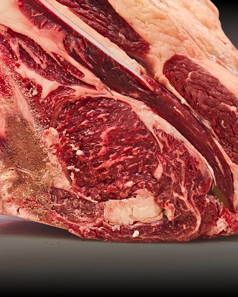Sezione di costata frollata con crosta di stagionatura e occhio marezzato