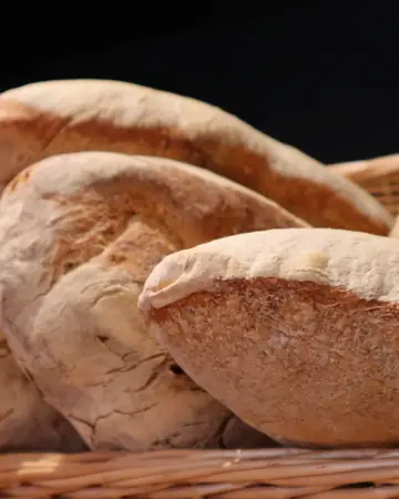 Pagnotte di pane casereccio in un cesto