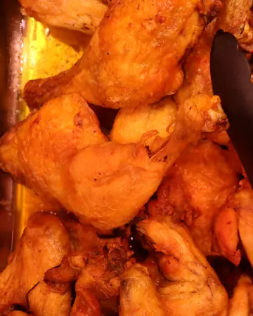 Pollo arrosto dorato, appena uscito dal girarrosto