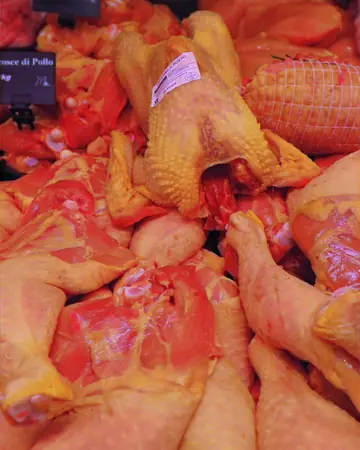 Polli interi e cosce di pollo nel banco