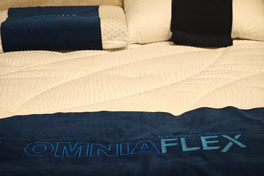 Materasso con la fascia blu ricamata «Omniaflex»