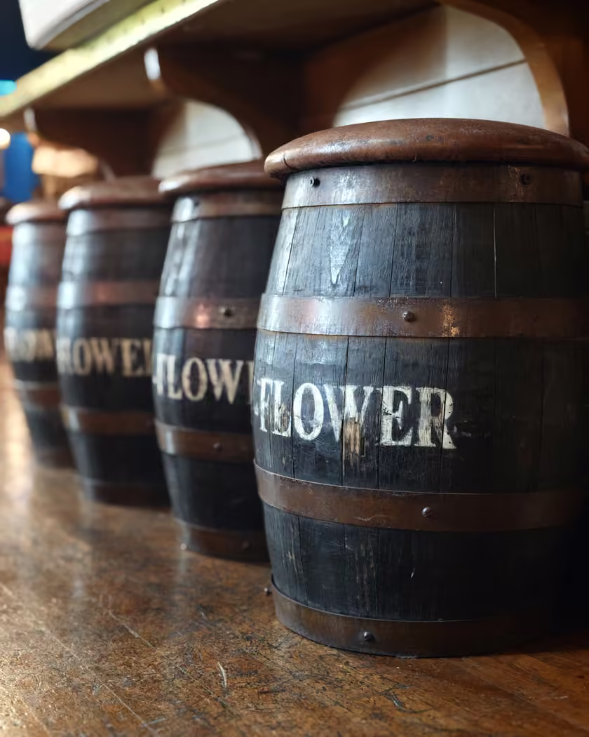 Botti in legno con il nome May Flower