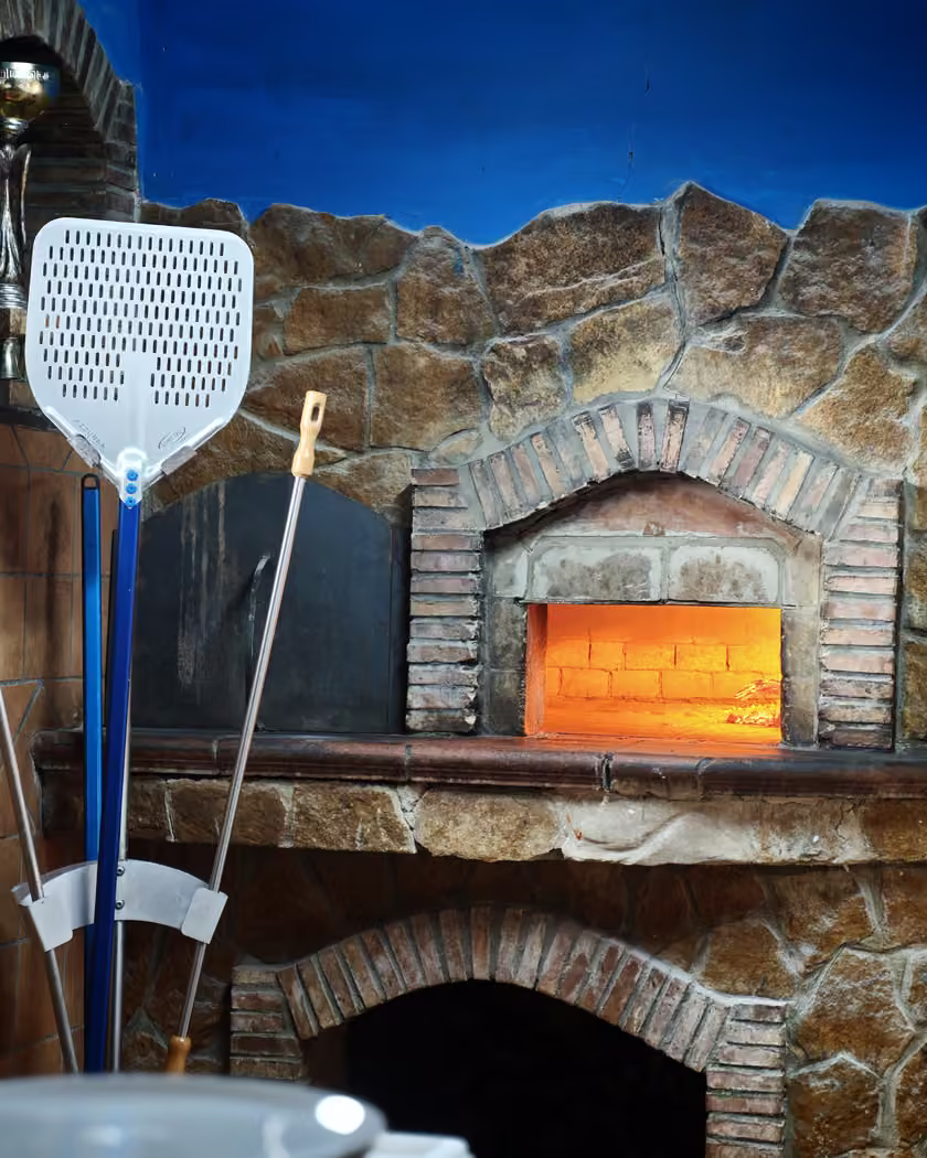 Forno rustico acceso nella sala del May Flower