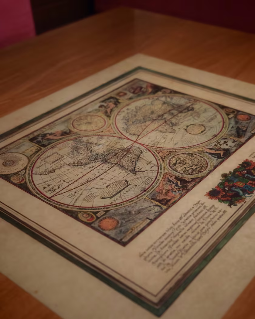 Dettaglio di una mappa nautica su un tavolo del locale