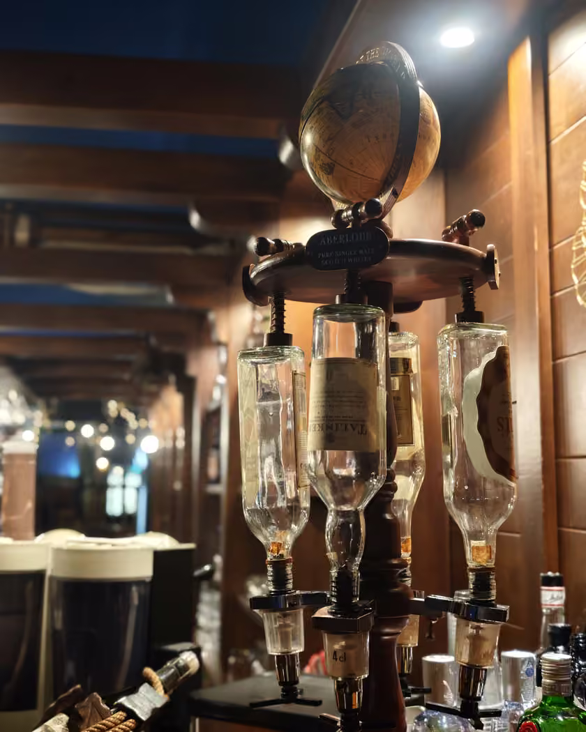 Spine da birra sul bancone del May Flower