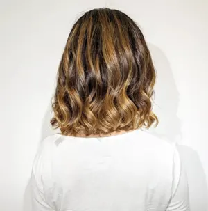 Caschetto mosso con balayage color caramello, visto di spalle