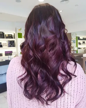 Capelli lunghi e mossi color prugna, nel salone