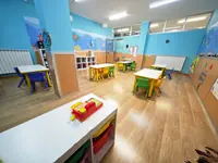L'aula Nemo con le sedie blu e gialle e le vetrate decorate