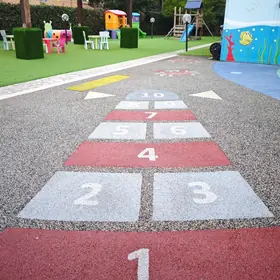 Il gioco della campana dipinto sul cortile, con i numeri da uno a dieci