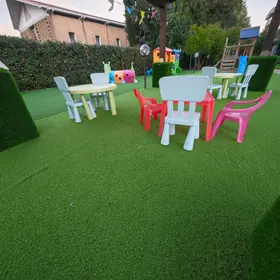 Tavolini e sedie colorate per i bambini sul prato del giardino