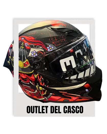 Una polaroid con un casco integrale decorato con una maschera da samurai rossa, e la scritta Outlet del Casco
