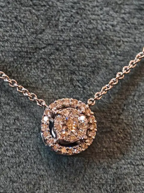 Pendente tondo con contorno di diamanti su velluto verde