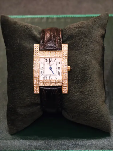Orologio da donna rettangolare con cassa in oro e diamanti, su un cuscino di velluto