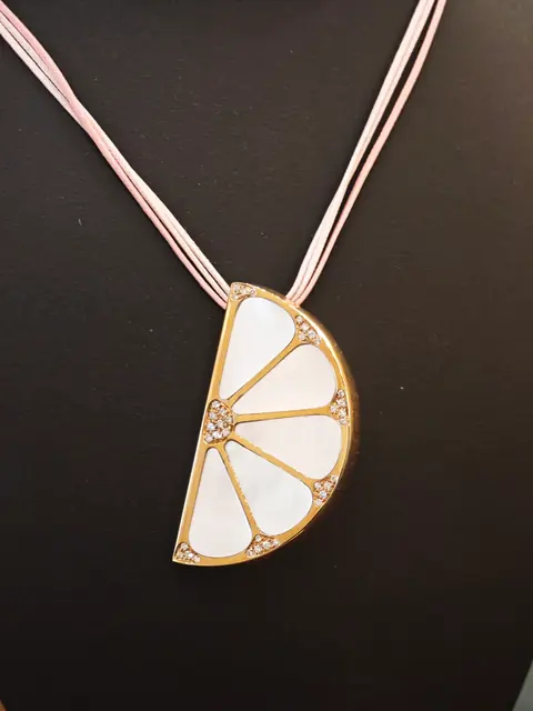 Pendente a spicchio in oro e madreperla con piccoli diamanti, su due cordini rosa