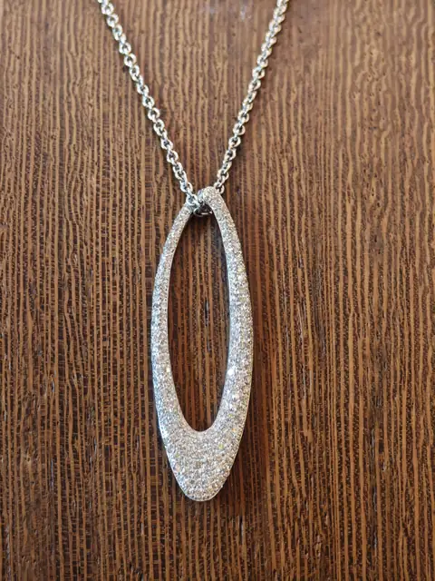 Pendente ovale pavé di diamanti su una catenina in oro bianco