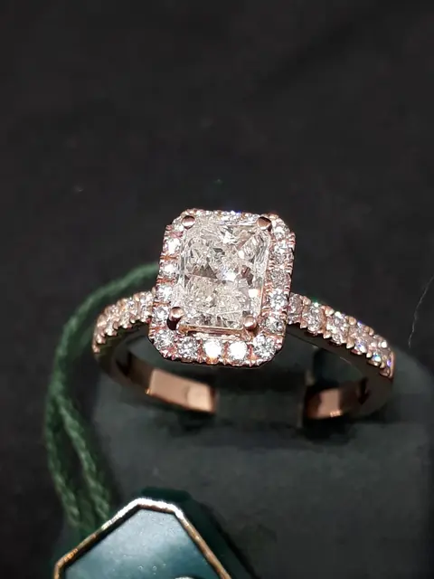 Anello con diamante a taglio smeraldo e contorno pavé
