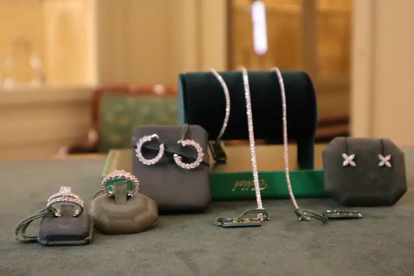 Anelli, orecchini e bracciali tennis esposti su velluto verde