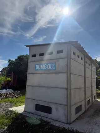 Il deposito delle bombole a gas, una casetta di cemento con la scritta «Bombole»