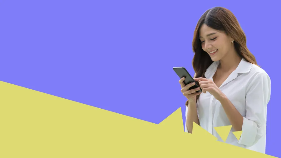 Una ragazza sorridente scrive al telefono