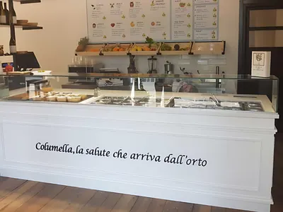 Banco bianco di una bottega di frutta e verdura, con la vetrina sopra: un lavoro di Spaziani Arreda
