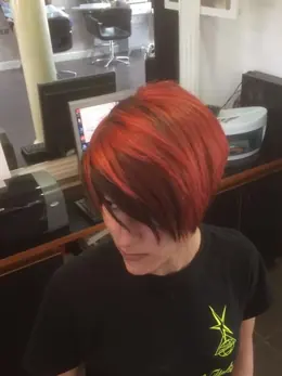 Una cliente con un taglio scalato color rame