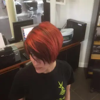 Una cliente con un taglio scalato color rame