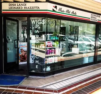 L’ingresso del salone nel Centro Commerciale Morbella, con l’insegna tricolore
