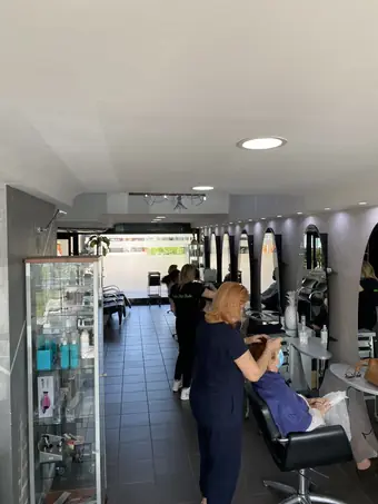 Il salone visto dall’ingresso, con le vetrine dei prodotti