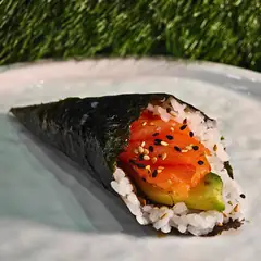 Temaki di salmone e avocado con sesamo