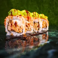 Uramaki di salmone con salsa all'avocado