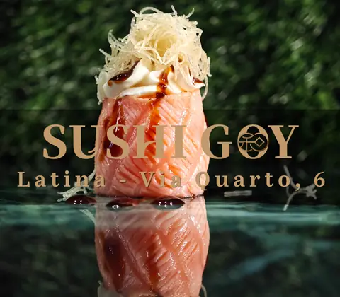 Un rotolo di salmone con pasta kataifi riflesso sul marmo, con la scritta «Sushi Goy, Latina - Via Quarto, 6»