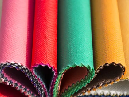Tessuti colorati piegati uno accanto all’altro, con i bordi tagliati a zig zag