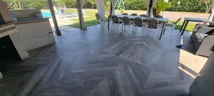 Pavimento effetto legno grigio posato a spina di pesce sotto un gazebo