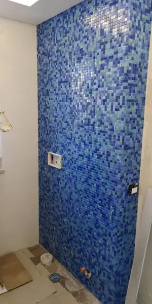 Parete di un bagno rivestita in mosaico blu