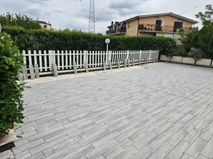 Terrazza recintata pavimentata con listoni effetto legno grigio