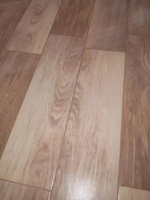 Dettaglio di un pavimento in piastrelle effetto legno
