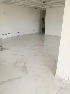 Ampio ambiente con il pavimento in lastre effetto marmo bianco
