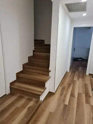 Scala e corridoio rivestiti in piastrelle effetto legno