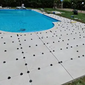 Bordo piscina in posa, con i livellanti ancora fra le lastre