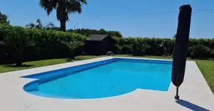 Piscina finita, con la pavimentazione in lastre chiare